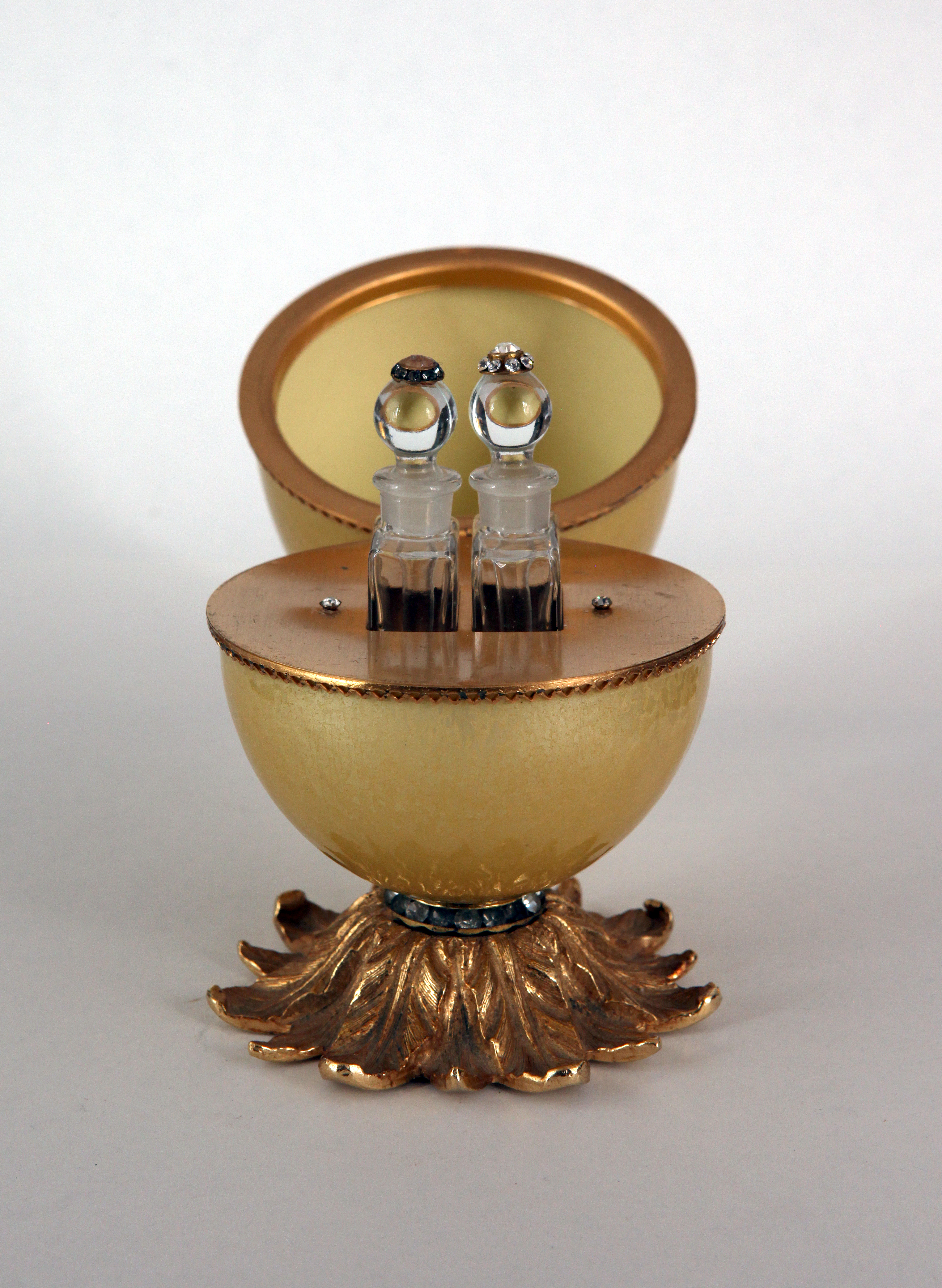 Uovo da profumo Contenitore in vetro colorato con montatura in bronzo per due flaconi, decorato con pietrine di vetro Francia, 1920-1930 Collezione Storp